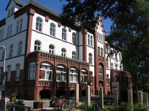 thumb Haus der Hoffnung mit Stelen 2015 2