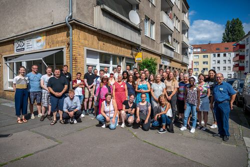 Gruppenbild der Teilnehmenden vor dem SOS Bistro