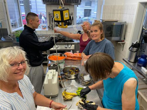 thumb So viel Essen wird für das Sommerfest zubereitet